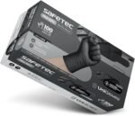 É mostrada uma caixa de Luva Nitrilo Black M, exibindo um punho em uma luva preta. A embalagem contém 100 luvas de tamanho médio, sem látex.