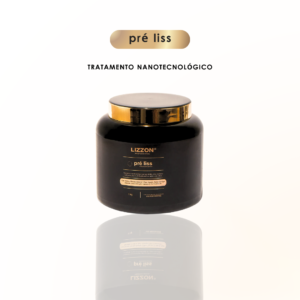 Um recipiente preto da Máscara Pre Liss (PRO), com rótulos em dourado e bege, está sobre um fundo branco com um leve reflexo. Acima, lê-se: pré liss e tratamento nanotecnológico para cabelos mais lisos e perfeitos.
