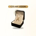 Um colar Colar Lizzon dourado com um pingente é exibido em uma caixa de joias preta e bege aberta. "COLAR LIZZON" está escrito acima, e "COMPROU GANHOU" aparece à esquerda.