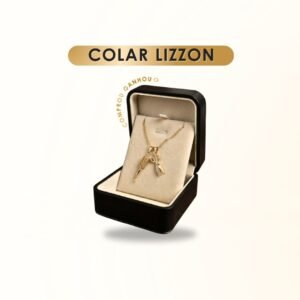 Um colar Colar Lizzon dourado com um pingente é exibido em uma caixa de joias preta e bege aberta. "COLAR LIZZON" está escrito acima, e "COMPROU GANHOU" aparece à esquerda.
