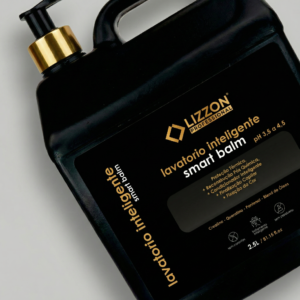 Um frasco preto de 2,5 litros de Smart Balm 5 em 1 - Lavatório Inteligente Coiffeur apresenta um rótulo dourado e preto com detalhes em espanhol e inglês e um dispensador de bomba dourado.