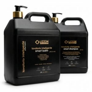 Dois frascos plásticos pretos com bombas douradas com o rótulo Kit Lavatório Inteligente Coiffeur (Smart Balm 5 em 1 + Smart Shampoo), cada um com 2,5 L, para lavatório inteligente, mostram informações detalhadas sobre o produto em espanhol.