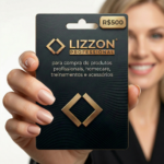 Uma pessoa com pele clara e unhas rosa claro segura um cartão-presente Lizzon de R$ 500, ideal para produtos profissionais, cuidados com a casa, treinamento e acessórios. A pessoa está sorrindo ao fundo.