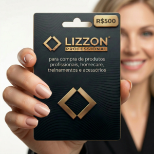 Uma pessoa com pele clara e unhas rosa claro segura um cartão-presente Lizzon de R$ 500, ideal para produtos profissionais, cuidados com a casa, treinamento e acessórios. A pessoa está sorrindo ao fundo.