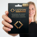 Alguém segura um cartão-presente Lizzon de R$5000. O cartão preto apresenta detalhes em dourado e texto em português sobre a compra de produtos profissionais, itens de cuidados domésticos, treinamento e acessórios.