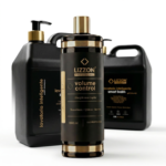 Três frascos pretos do Kit Liso Blindado + Lavatório Inteligente para cuidados com os cabelos são exibidos em um fundo branco, mostrando os rótulos "controle de volume" e "bálsamo inteligente lavatório".