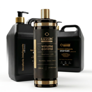 Três frascos pretos do Kit Liso Blindado + Lavatório Inteligente para cuidados com os cabelos são exibidos em um fundo branco, mostrando os rótulos "controle de volume" e "bálsamo inteligente lavatório".
