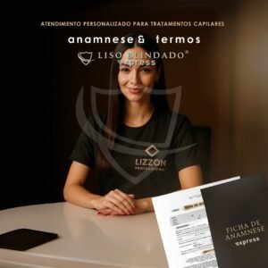 Uma mulher com uma camiseta preta da "Lizzon Professional" está sentada em uma mesa com o Caderno Liso Blindado FICHA ANAMNESE 50 ATENDIMENTOS e formulários em primeiro plano, promovendo tratamentos capilares personalizados.