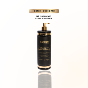 Um frasco preto e dourado do Shampoo Detox Inteligente Quelante com uma bomba, na vertical em um fundo branco. Acima do frasco, o texto diz "liso detox quelante" e "pré tratamento detox inteligente".