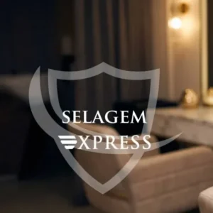 Um logotipo de escudo translúcido com "Selagem Express Técnica avançada pós liso" sobrepõe-se a um fundo desfocado que mostra uma cadeira bege, uma mesa de mármore e uma luminária de parede brilhante.