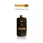 Um frasco preto de Emulsão Oxidante Express 900 ml está na vertical em um fundo branco. Acima do frasco, o texto diz "emulsão 10v" e "Coloração segura e eficaz".