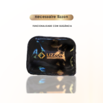 Uma bolsa de higiene pessoal Necessaire Lizzon preta com acabamento brilhante e logotipo dourado é exibida em um fundo branco. O texto "necessaire lizzon" e "FUNCIONALIDADE COM ELEGÂNCIA" aparecem acima da bolsa.