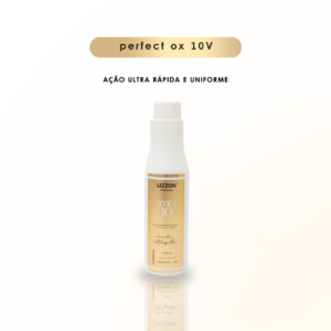 Um frasco branco e dourado com o rótulo PERFECT OX 10V Estabilizada está centralizado em um fundo gradiente claro. Acima, o texto diz "PERFECT OX 10V"; abaixo, diz "Ação ultra rápida e uniforme para um cabelo liso e luminoso.