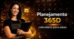 Uma mulher com um avental preto sorri, segurando uma prancheta em frente a um calendário brilhante. O texto diz: Planejamento 365d calendário para salão.
