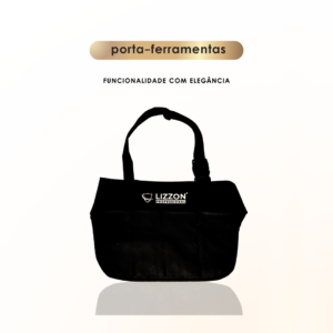 Uma bolsa de ferramentas Porta-ferramentas Lizzon Professional preta com alça de ombro e logotipo da Lizzon Acessórios centralizado na frente. Acima, o texto diz "porta-ferramentas" e "FUNCIONALIDADE COM ELEGÂNCIA" em um fundo branco.