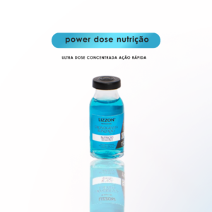 Um pequeno frasco de vidro cheio de líquido azul, rotulado como "Power Dose Nutrição - Combo de 6", está centralizado em um fundo branco. Acima do frasco, o texto diz "power dose nutrição", destacando sua ação rápida para cabelos lisos.