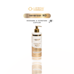 Um frasco branco e dourado do produto para cabelo Reversor de Danos - ND com um dispensador de bomba. Acima do frasco, o texto diz liso, reversor ND e restaura a estrutura capilar em um fundo branco.