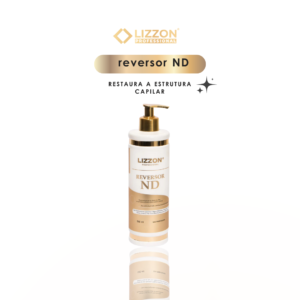 Um frasco branco e dourado do produto para cabelo Reversor de Danos - ND com um dispensador de bomba. Acima do frasco, o texto diz liso, reversor ND e restaura a estrutura capilar em um fundo branco.