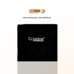 O Robe Lizzon Professional preto e liso está dobrado sobre um fundo branco. Acima, leia-se: roupão e FUNCIONALIDADE COM ELEGÂNCIA.