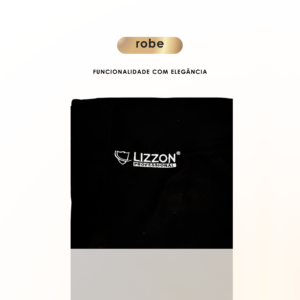 O Robe Lizzon Professional preto e liso está dobrado sobre um fundo branco. Acima, leia-se: roupão e FUNCIONALIDADE COM ELEGÂNCIA.