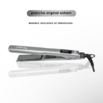 Um alisador de cabelo Lizzon prateado e preto com um visor digital é mostrado em um fundo branco. Acima dele estão o nome do produto Prancha Original Extreme 260°C/500°F e a frase memória inteligente de temperatura para um liso perfeito.