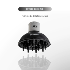 Um Difusor Extreme preto e branco, ideal para estilos liso e elegante, é exibido em um fundo cinza claro com "Difusor Extreme" e "proteção da estrutura capilar" acima. #lizzon.