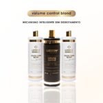 O Kit volume control blond combo 3 und (2 brancas + 1 blond) apresenta três frascos em um fundo branco: dois brancos com tampas douradas e um frasco central preto e dourado. O texto acima diz "volume control blond para um liso perfeito".